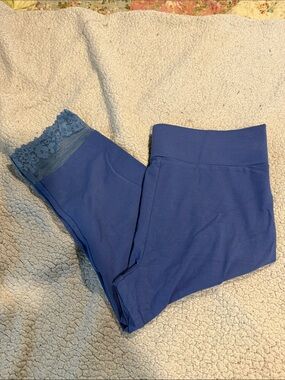 LOGO Layers Lace-Hem Capri Leggings in Blue